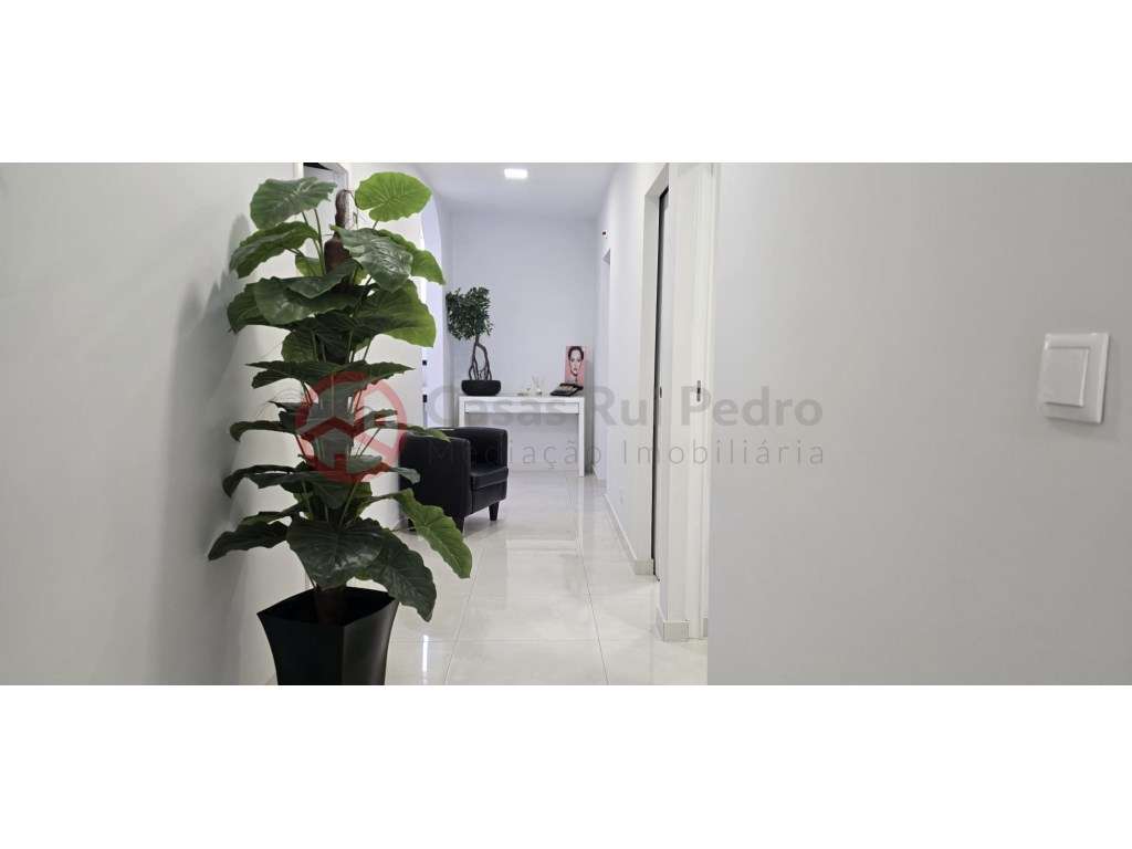 Loja Comercial com Excelente Localização em Santa Marta do Pinhal, ... - Grande imagem: 4/13