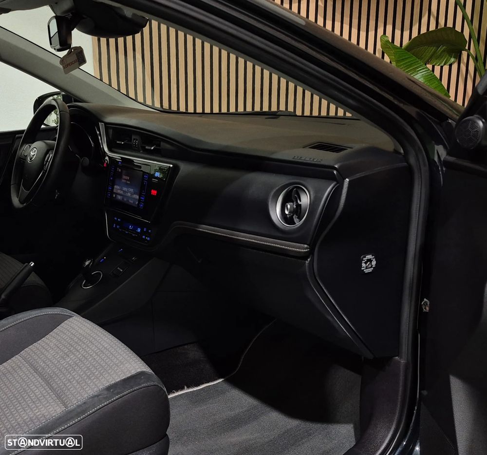 Toyota Auris Touring Sports 1.8 HSD Comfort +P.Techno+P.Sport - 25