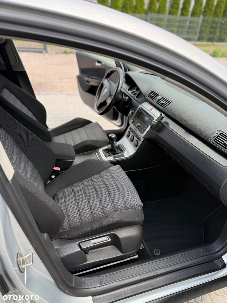 Volkswagen Passat 1.6 FSI Trendline - 12