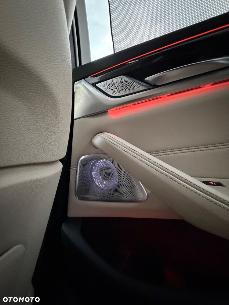 BMW Seria 5 M550i xDrive - 25