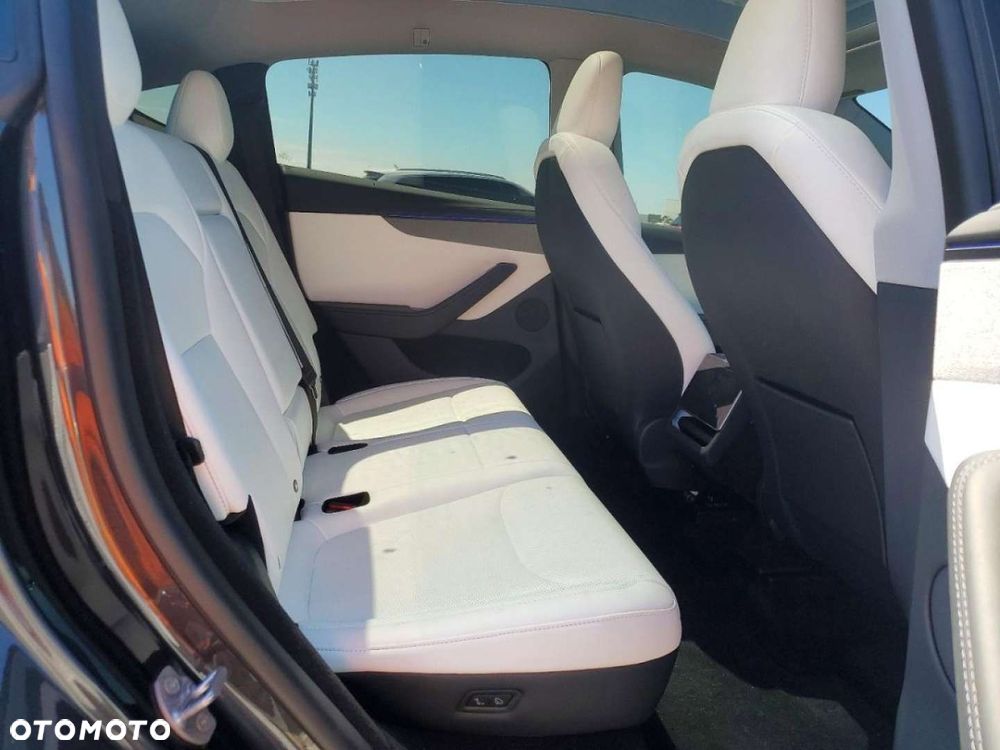 Tesla Model Y - 9