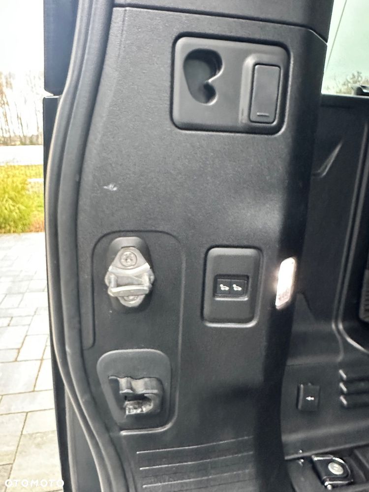 Land Rover Defender 110 D240 S - 38