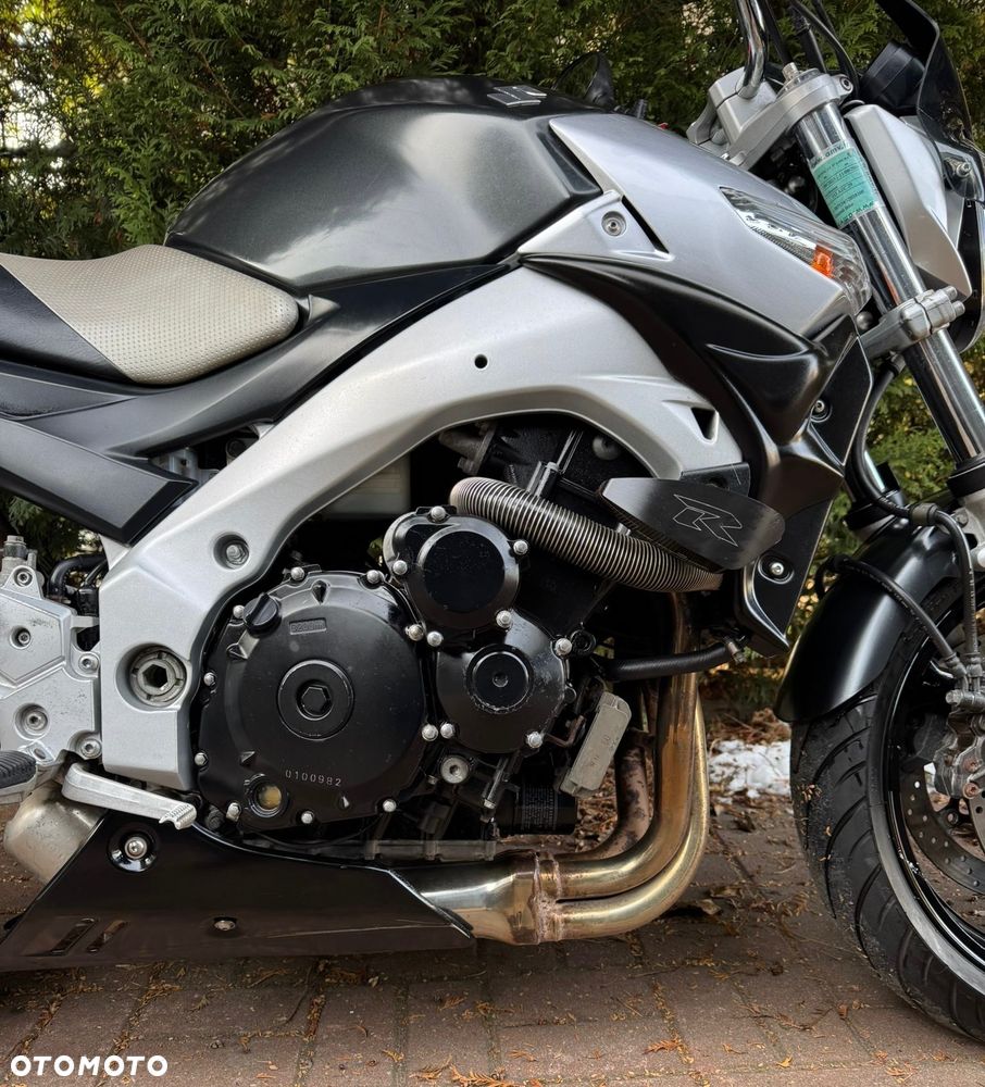 Suzuki GSR - 4
