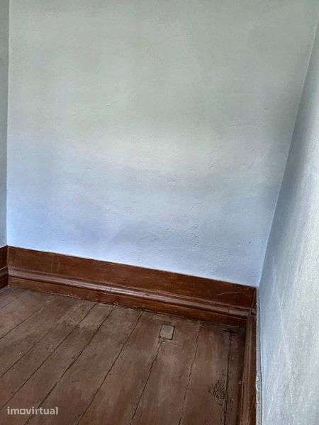 Prédio de 3 Pisos para Restauro | Rua da Cruz, Almacave, Lamego - Grande imagem: 4/8