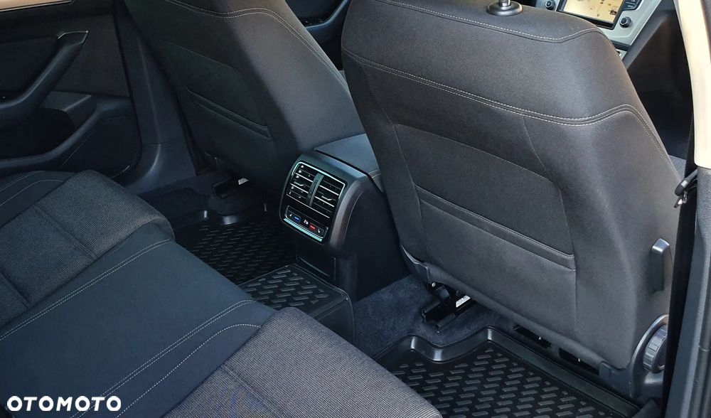 Volkswagen Passat - 18