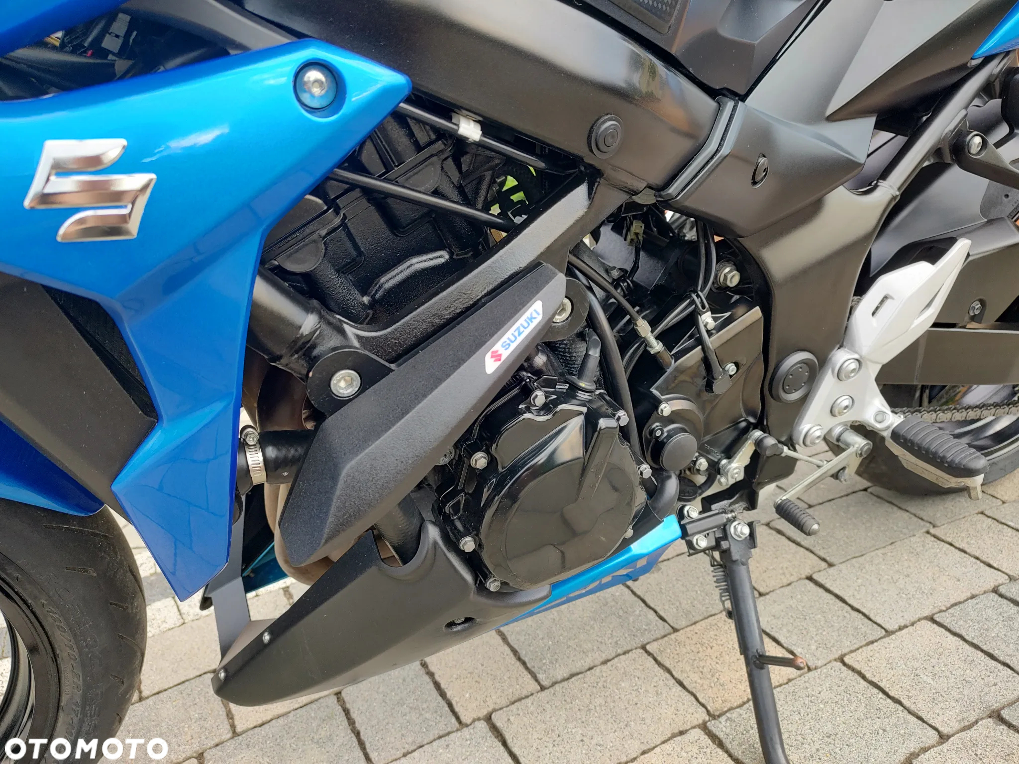 Suzuki GSR - 11