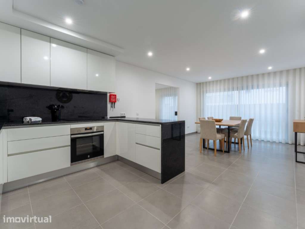 Apartamento com vista mar, piscina e estacionamento na Nazaré - Grande imagem: 4/24