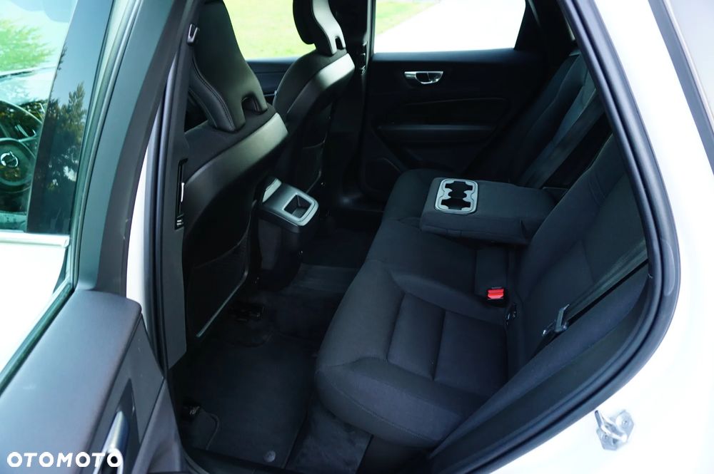 Volvo XC 60 B4 B Momentum Pro - 18
