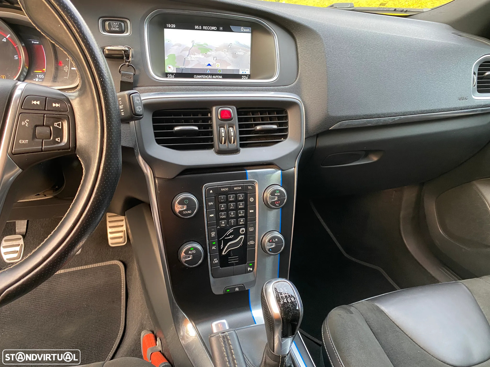 Volvo V40 - 25