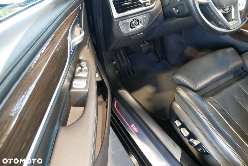 BMW Seria 7 750Li xDrive - 23