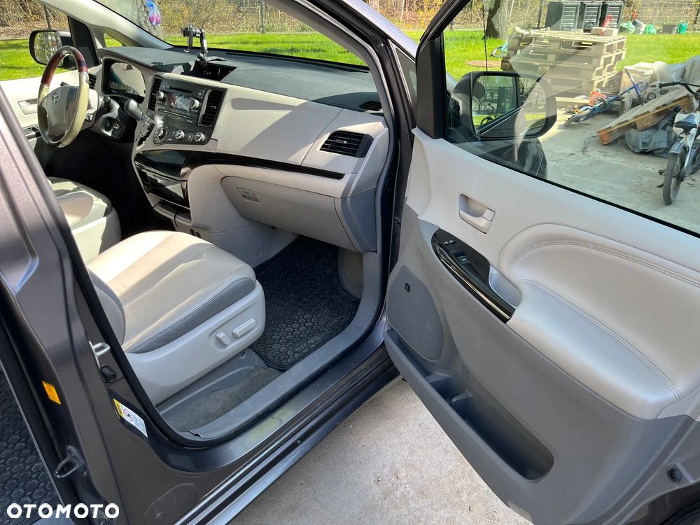 Toyota Sienna 3.5 V6 - 8