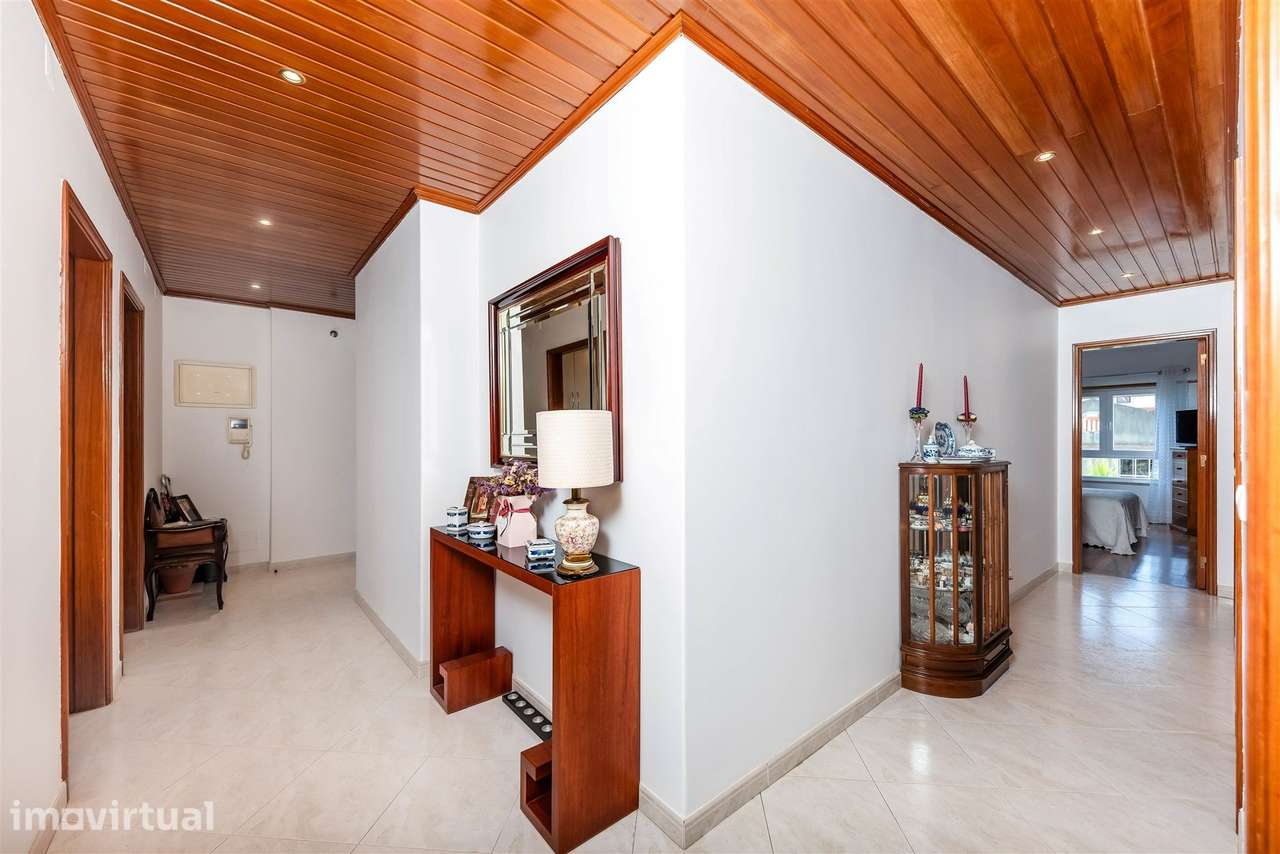 Apartamento T2 com Suite, Varandas, Lareira e Parqueamento – Belas - Grande imagem: 2/24