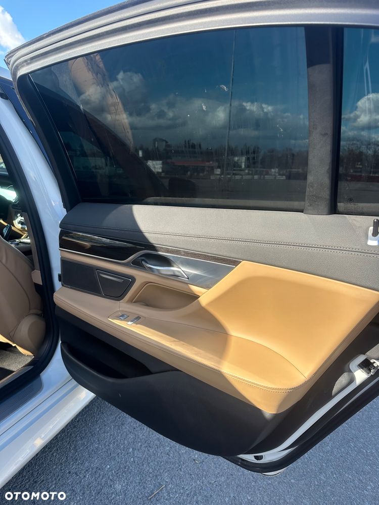 BMW Seria 7 740Li - 29