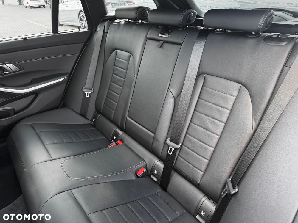 BMW Seria 3 320d Touring xDrive M Sport - 32