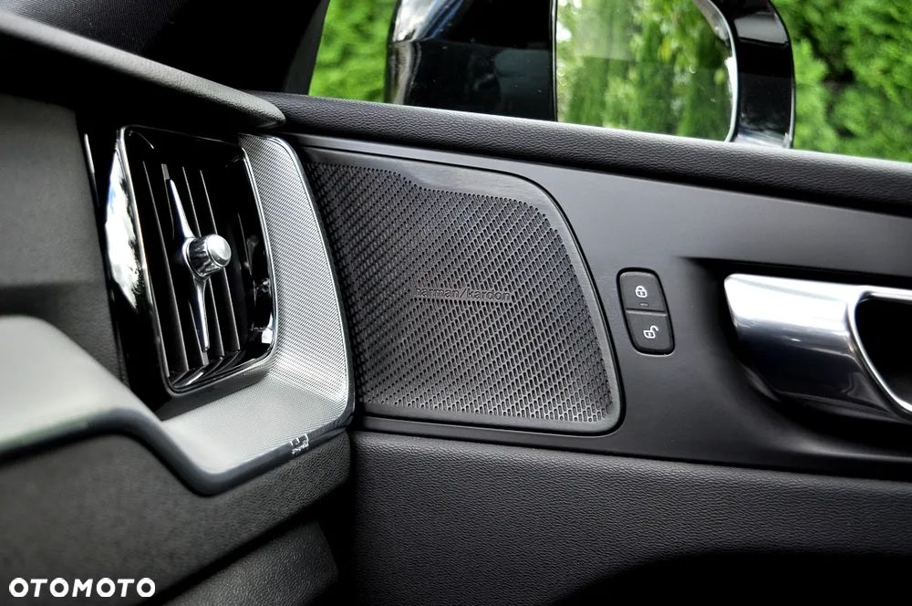 Volvo XC 60 B4 D AWD R-Design - 22