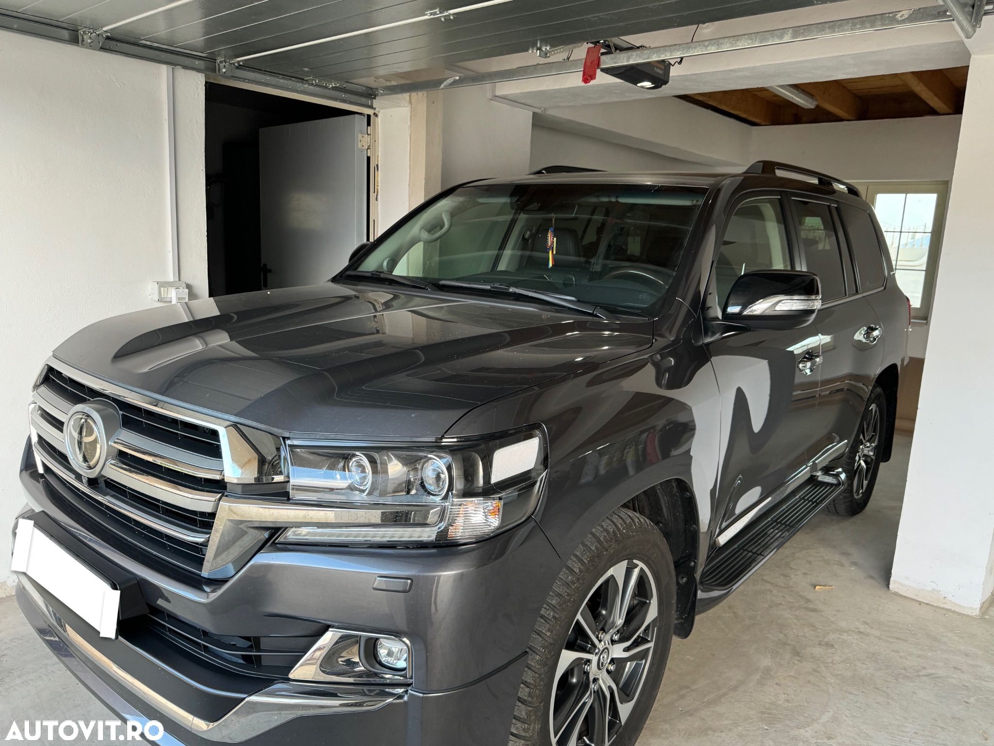 Toyota Land Cruiser - 1