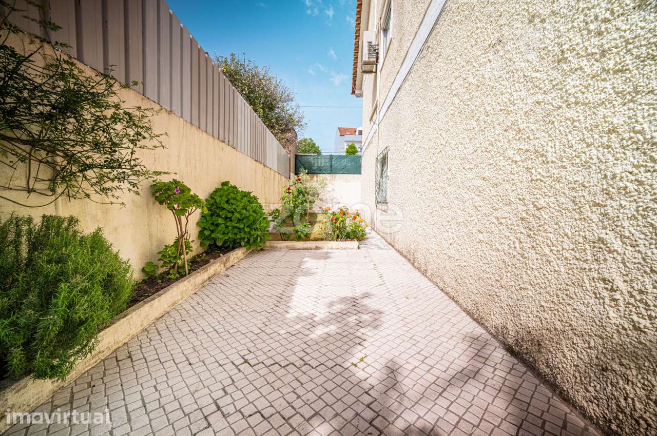 Moradia Geminada T4 com Jardim e Garagem em Zona Tranquila de Camarate - Grande imagem: 3/45