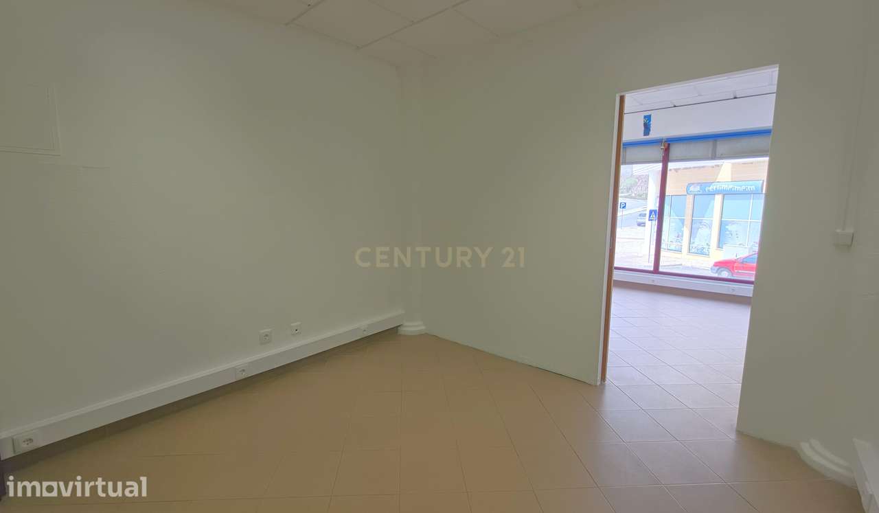 Loja Renovada, com excelente visibilidade, em Santiago od Cacém - Grande imagem: 3/8