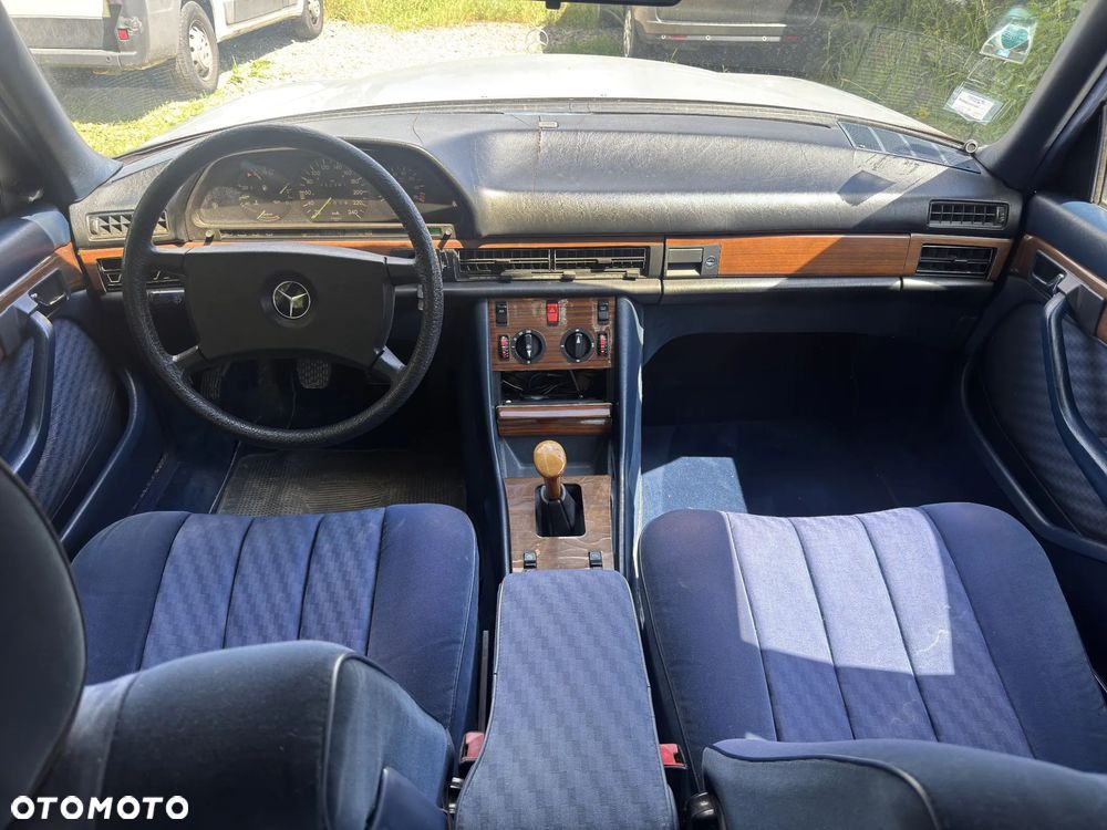 Mercedes-Benz 280 - 12