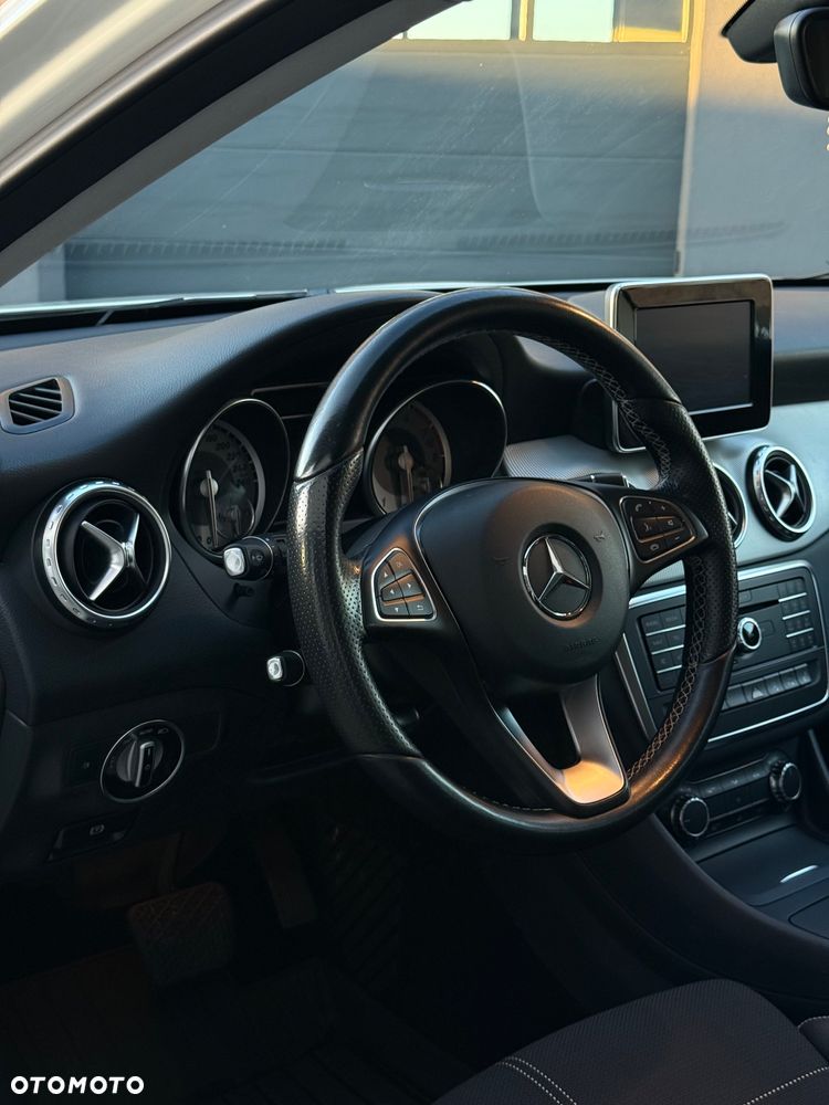 Mercedes-Benz GLA 200 7G-DCT - 4