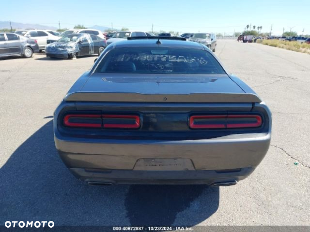 Dodge Challenger - 16