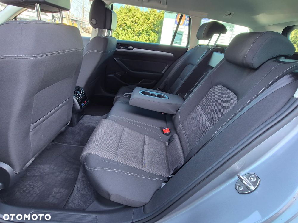 Volkswagen Passat - 25