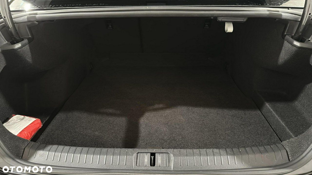 Volkswagen Passat - 25