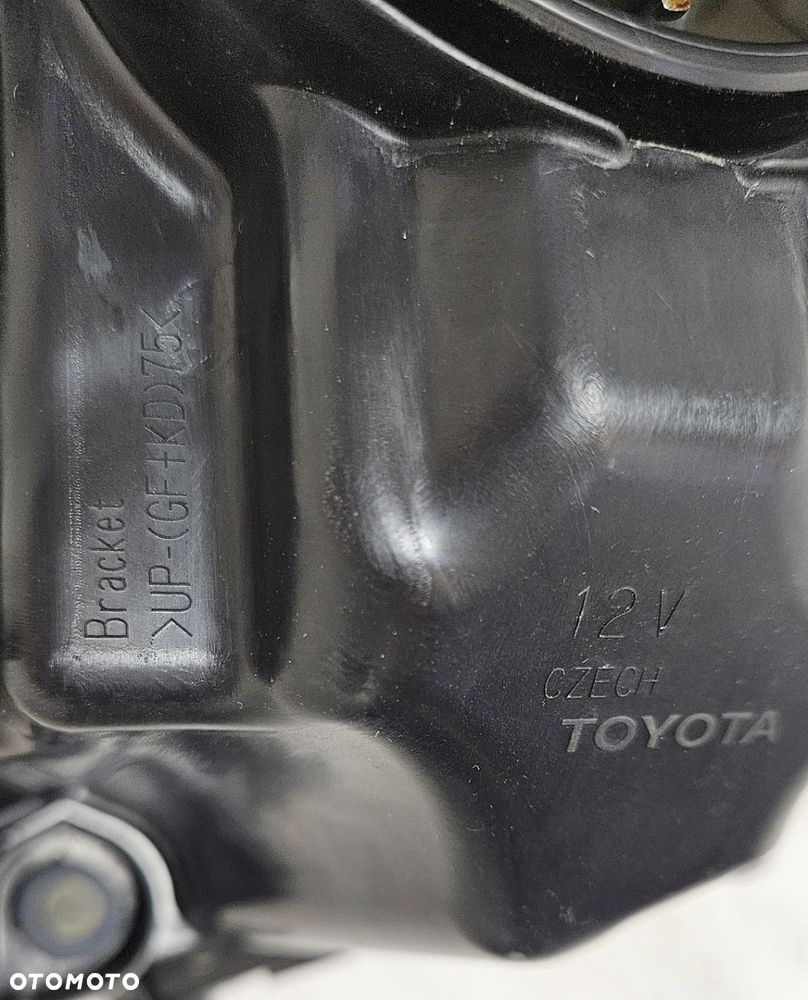 LAMPA PRAWA ZWYKŁA SOCZEWKA TOYOTA YARIS IV 2019- - 16