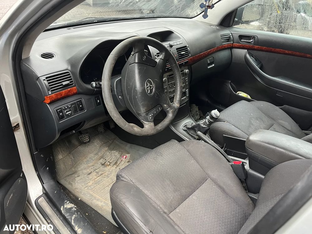 Dezmembrez Toyota Avensis  2005 2,2 diesel bej auriu non facelift - 7