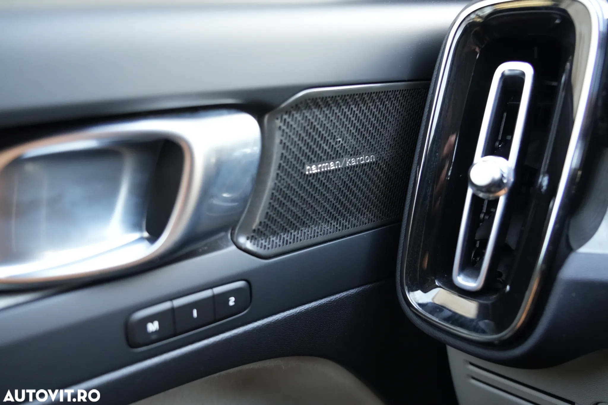 Volvo XC 40 B3 AT FWD MHEV Plus Dark - 16