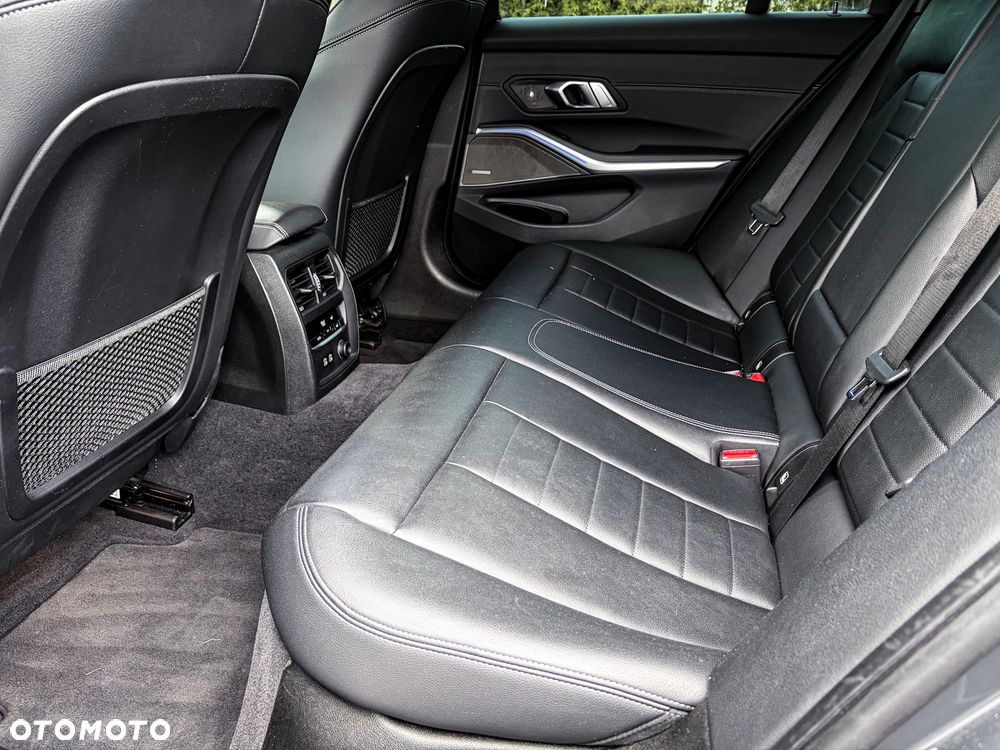 BMW Seria 3 320d Edition M Sport Shadow - 16