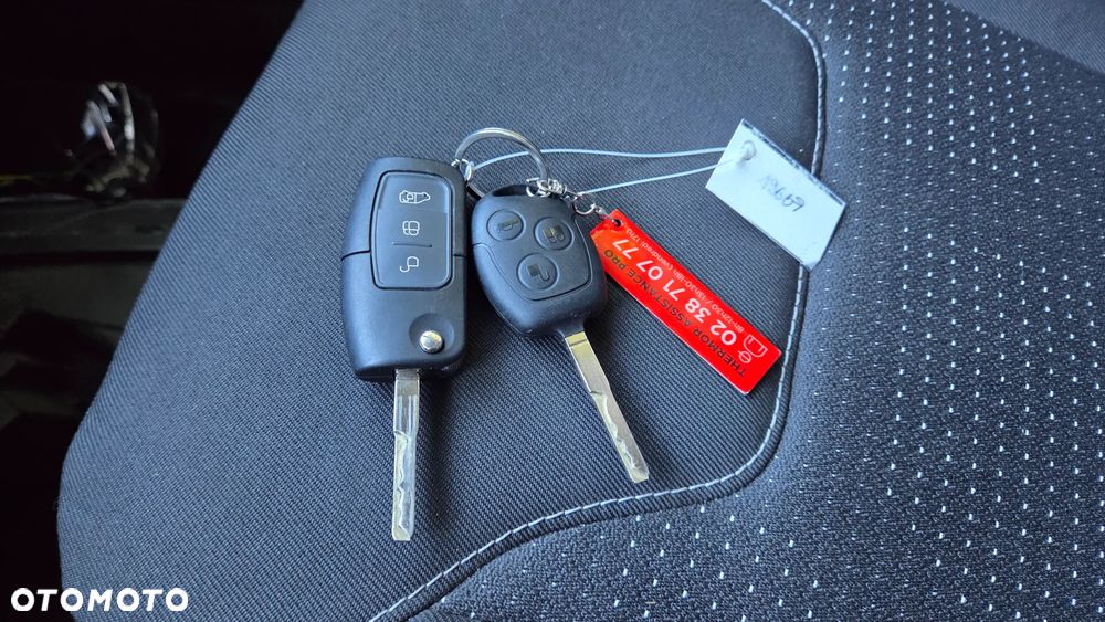 Ford Transit Courier - 23