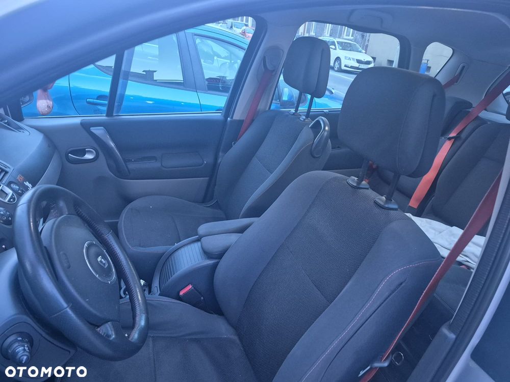 Renault Scenic 2.0 16V Emotion - 8