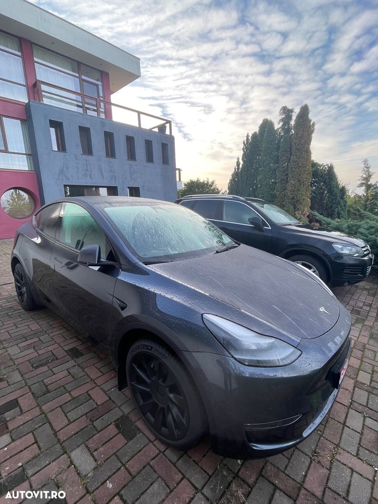 Tesla Model Y - 1