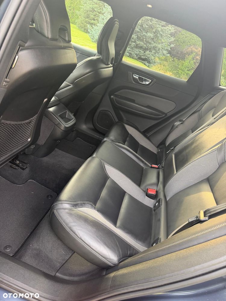 Volvo XC 60 B4 D AWD Plus Dark - 10