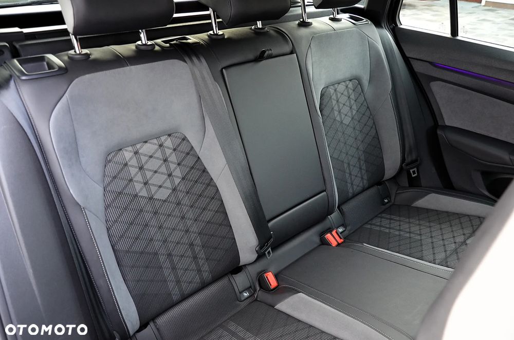 Volkswagen Golf 1.5 eTSI OPF DSG R-Line - 26