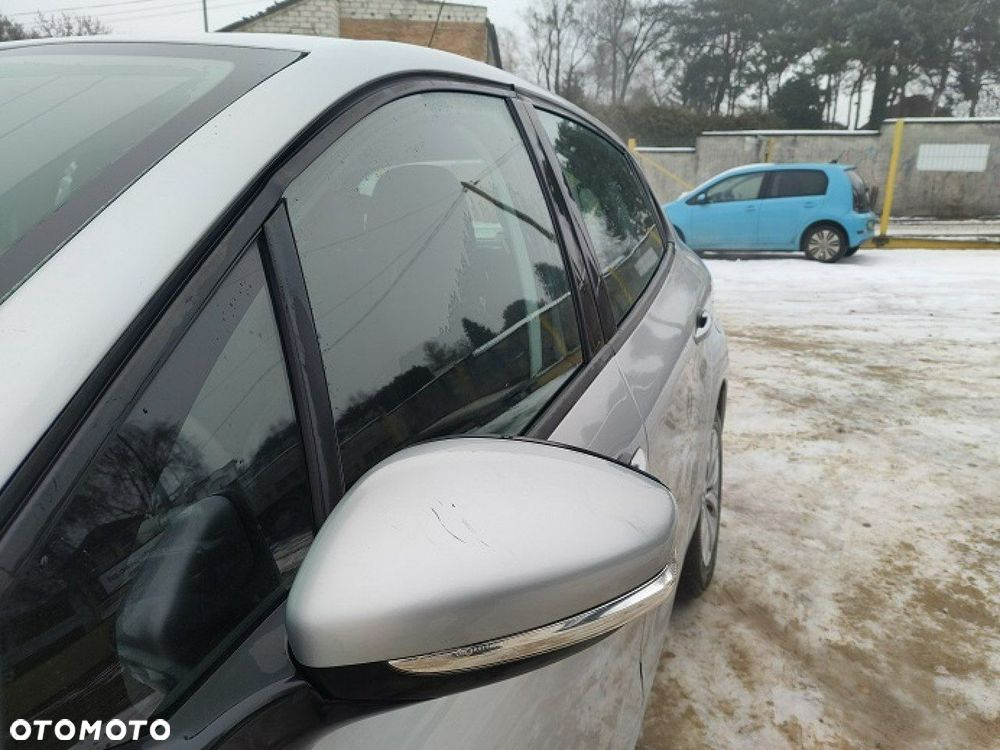 Peugeot 208 - 8