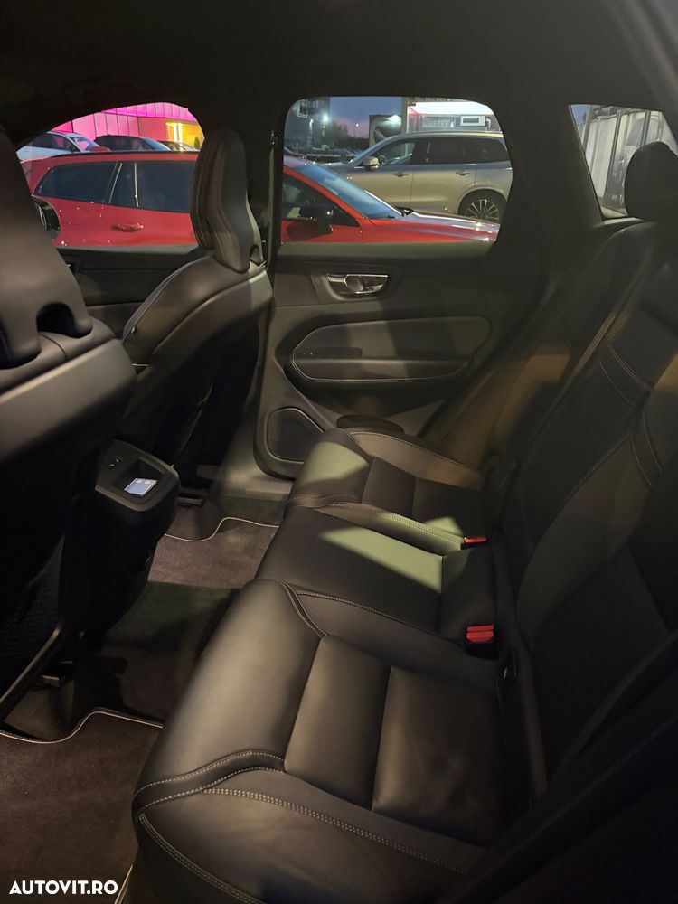 Volvo XC 60 B4 MHEV AT8 FWD R-Design - 17