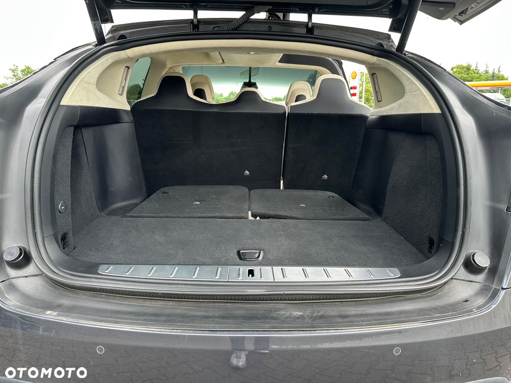 Tesla Model X - 14