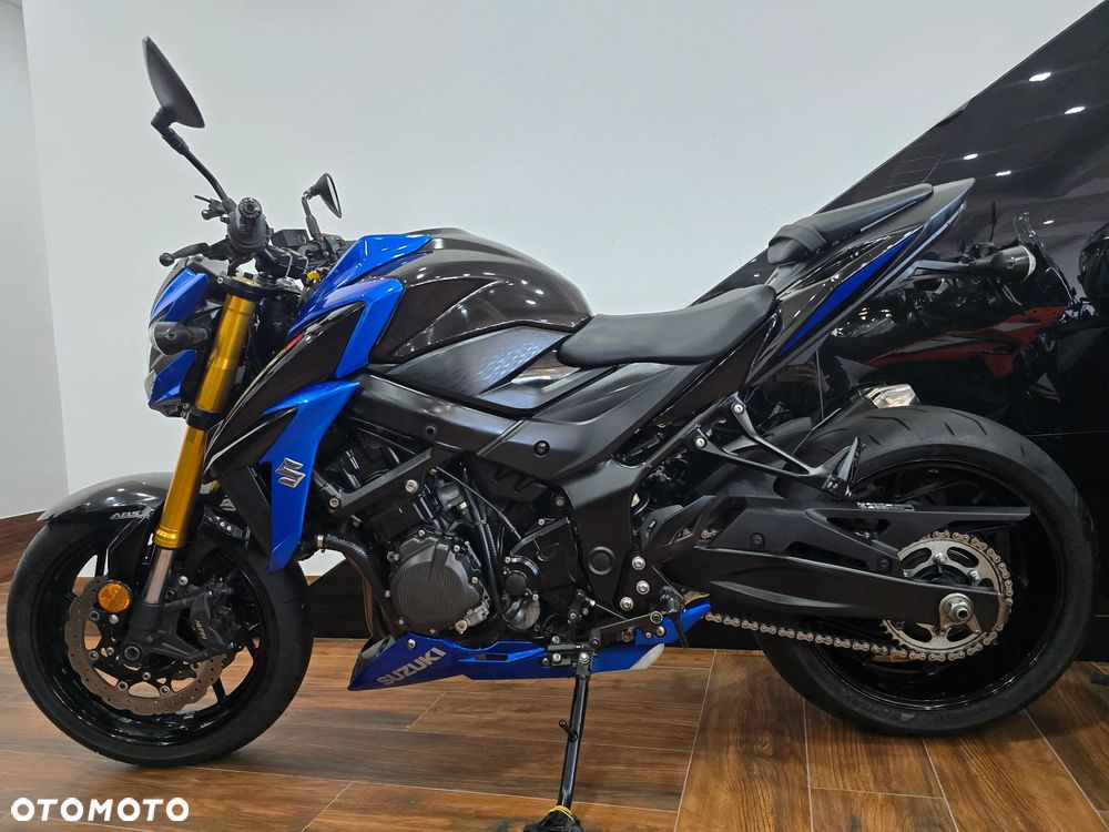 Suzuki GSX - 33