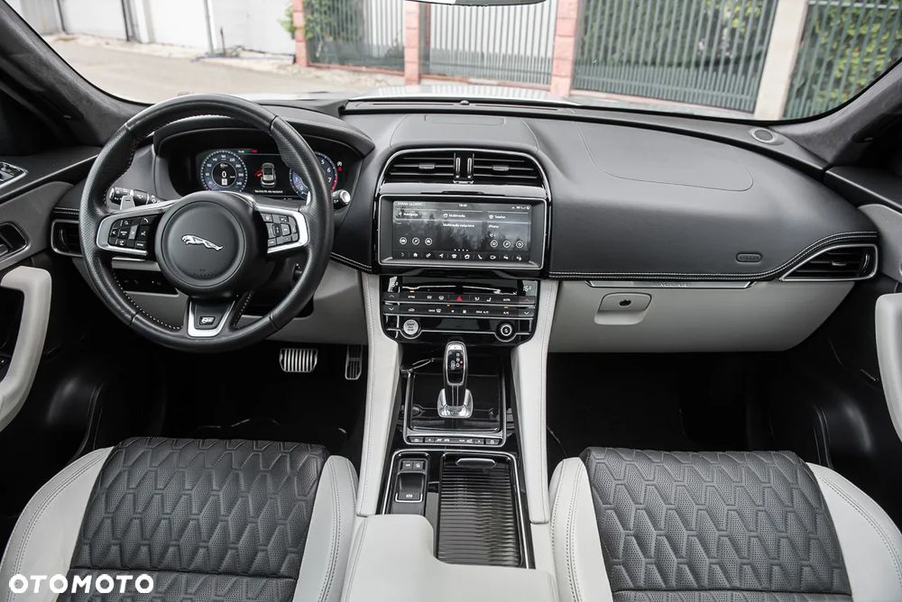Jaguar F-Pace 5.0 V8 P550 AWD SVR - 31
