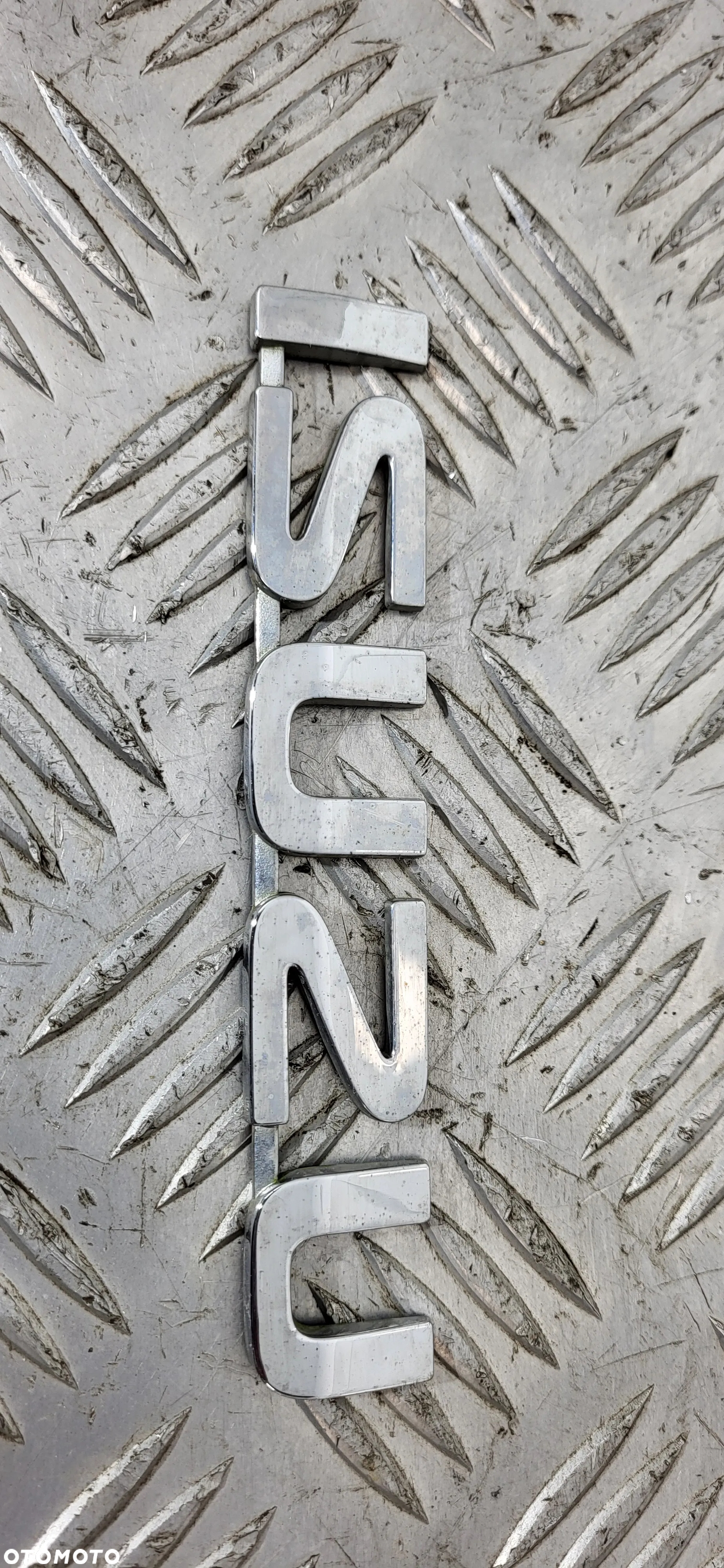 Isuzu D-Max II Emblemat Klapy - 2