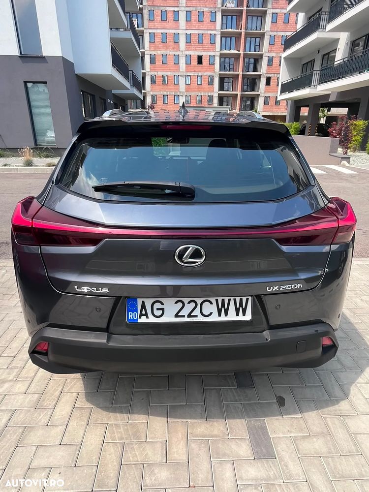 Lexus UX 250h FWD Executive - 8