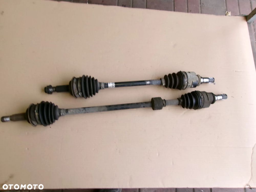 PÓŁOŚ PRAWA LEWA TOYOTA YARIS III 1.0 BENZ - 1