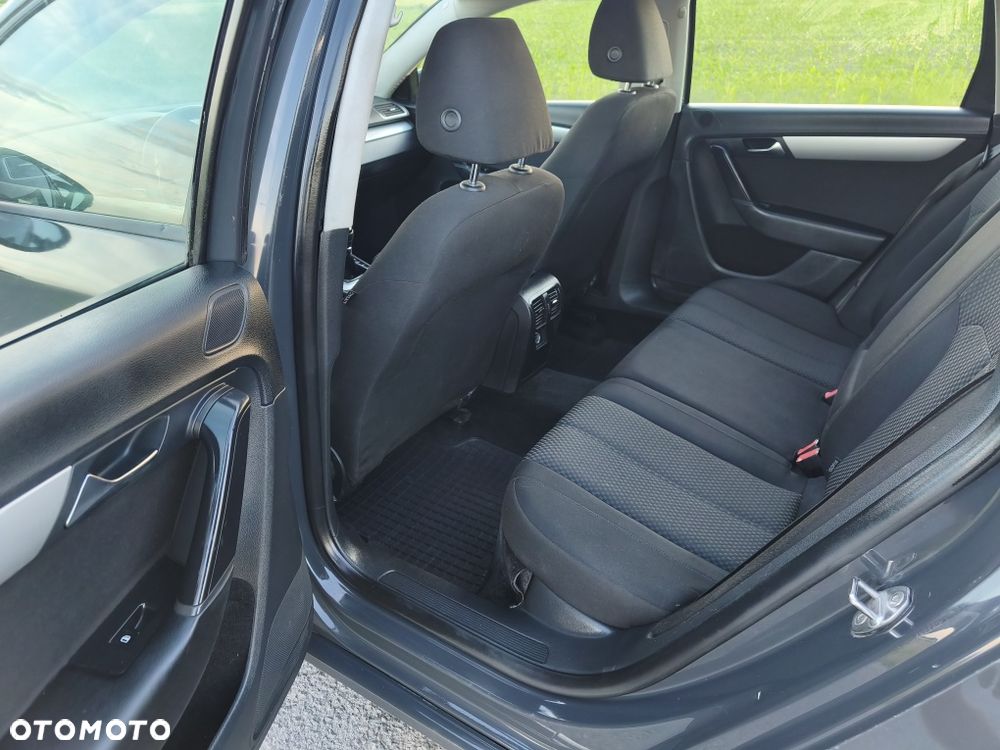 Volkswagen Passat - 4