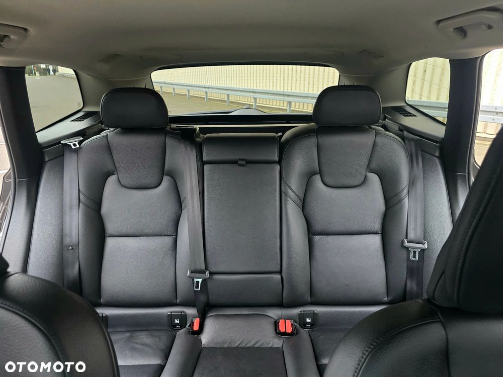 Volvo XC 60 B5 B AWD Ultimate Dark - 21