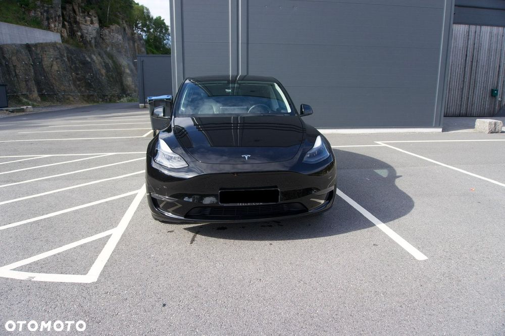 Tesla Model Y - 1