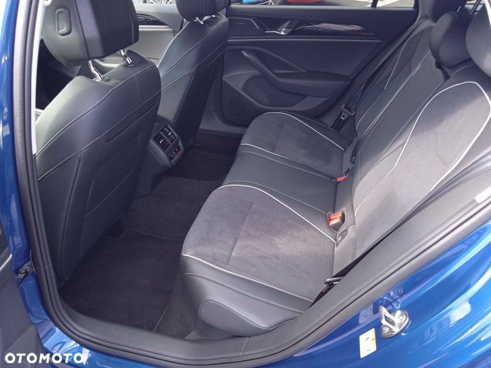 Volkswagen Passat - 13