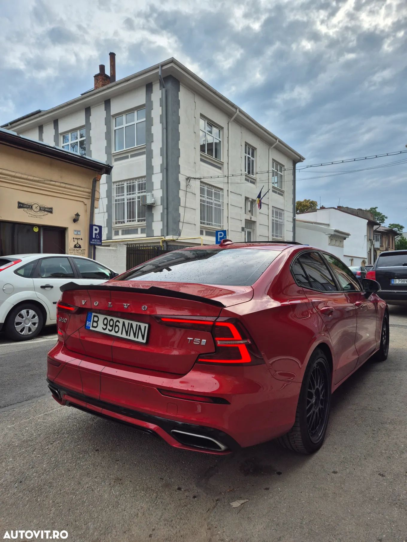 Volvo S60 T5 R-Design - 1