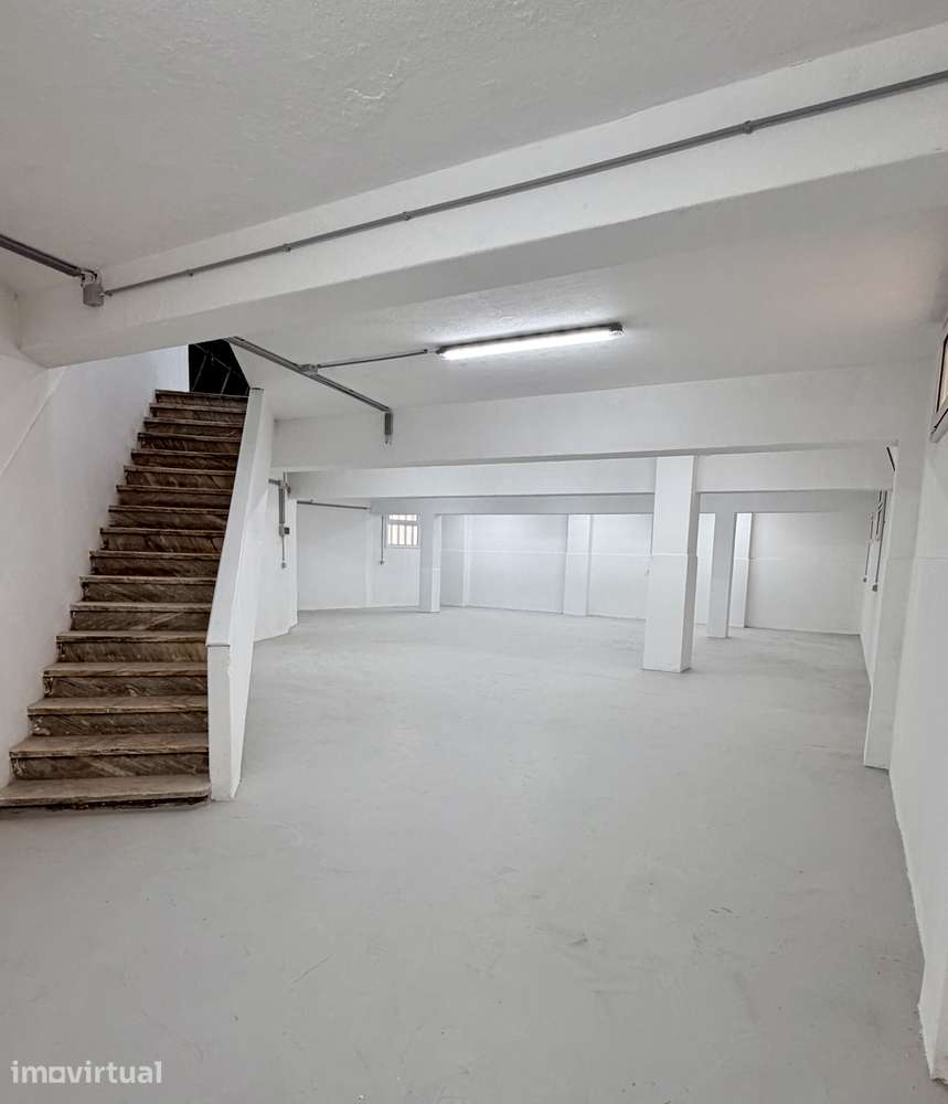 Armazém 300 m² | Duas Entradas Independentes | Acesso para Viaturas - Grande imagem: 2/12
